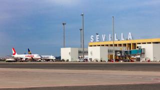 Fachada sur del Aeropuerto de Sevilla.