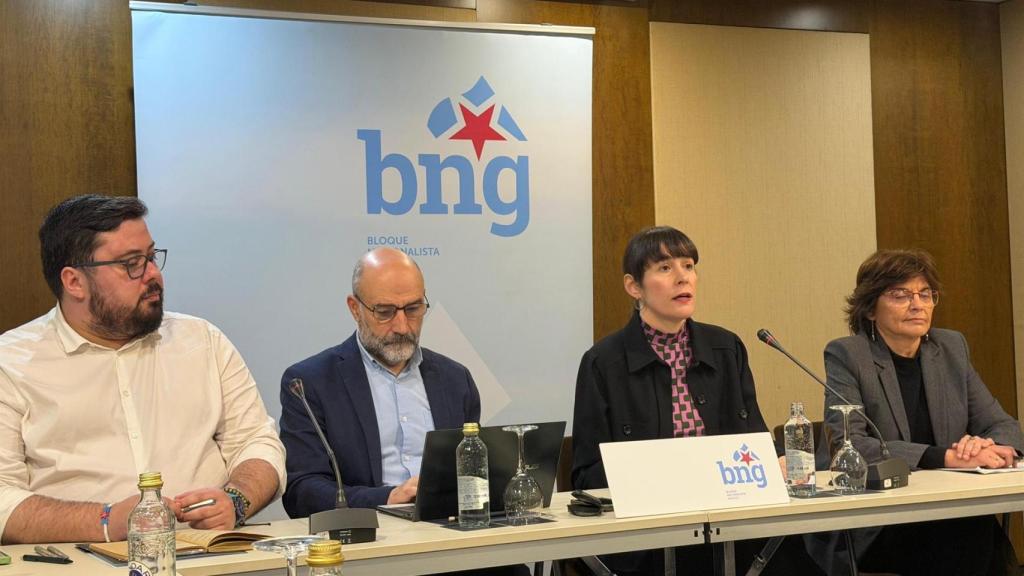 Xabier P. Igrexas, Néstor Rego, Ana Pontón y Carme Da Silva este lunes en Vigo.