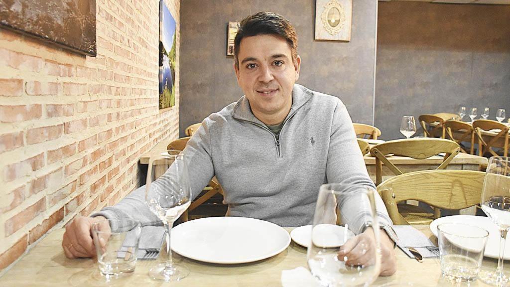 Rodrigo durante la entrevista sentado en una mesa.