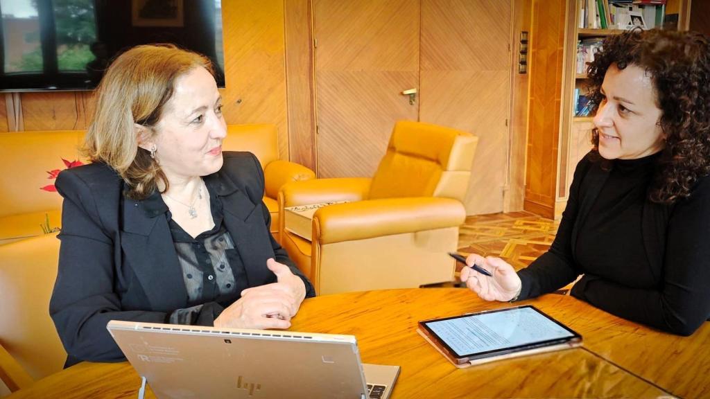 Eloísa del Pino, presidenta del CSIC; y Noelia Hernández, periodista en DISRUPTORES - EL ESPAÑOL, en un momento de la entrevista.