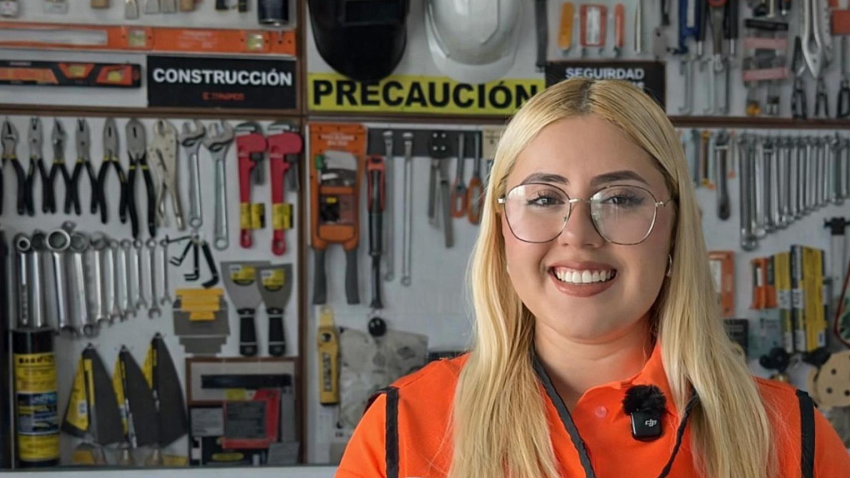 Ferretera y creadora de contenido en Ferretería y Servicios Falona.