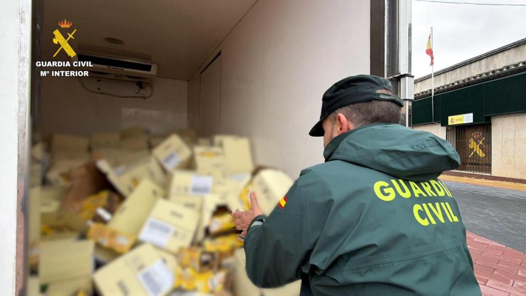 Los agentes de la Guardia Civil tras la recuperación del camión en la localidad zamorana de Granja de Moreruela