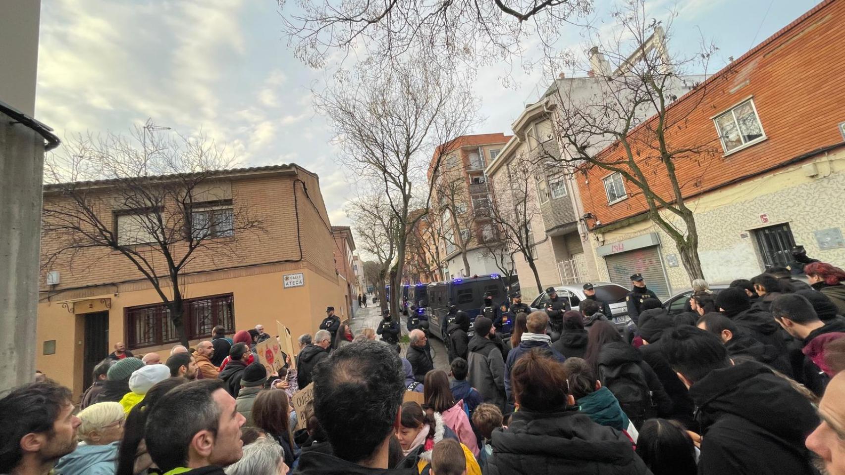 Vecinos de Torrero intentando frenar el deshaucio.
