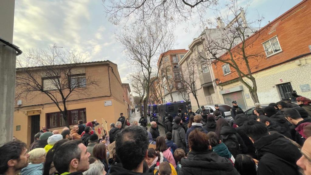 Vecinos de Torrero intentando frenar el deshaucio.
