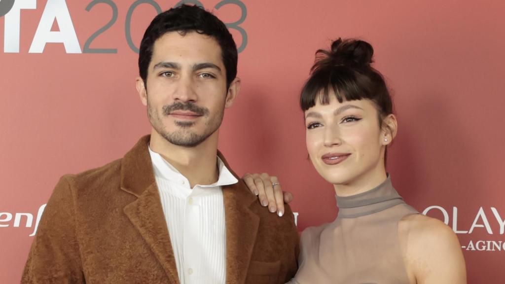 Úrsula Corberó y Chino Darín en un acto público.