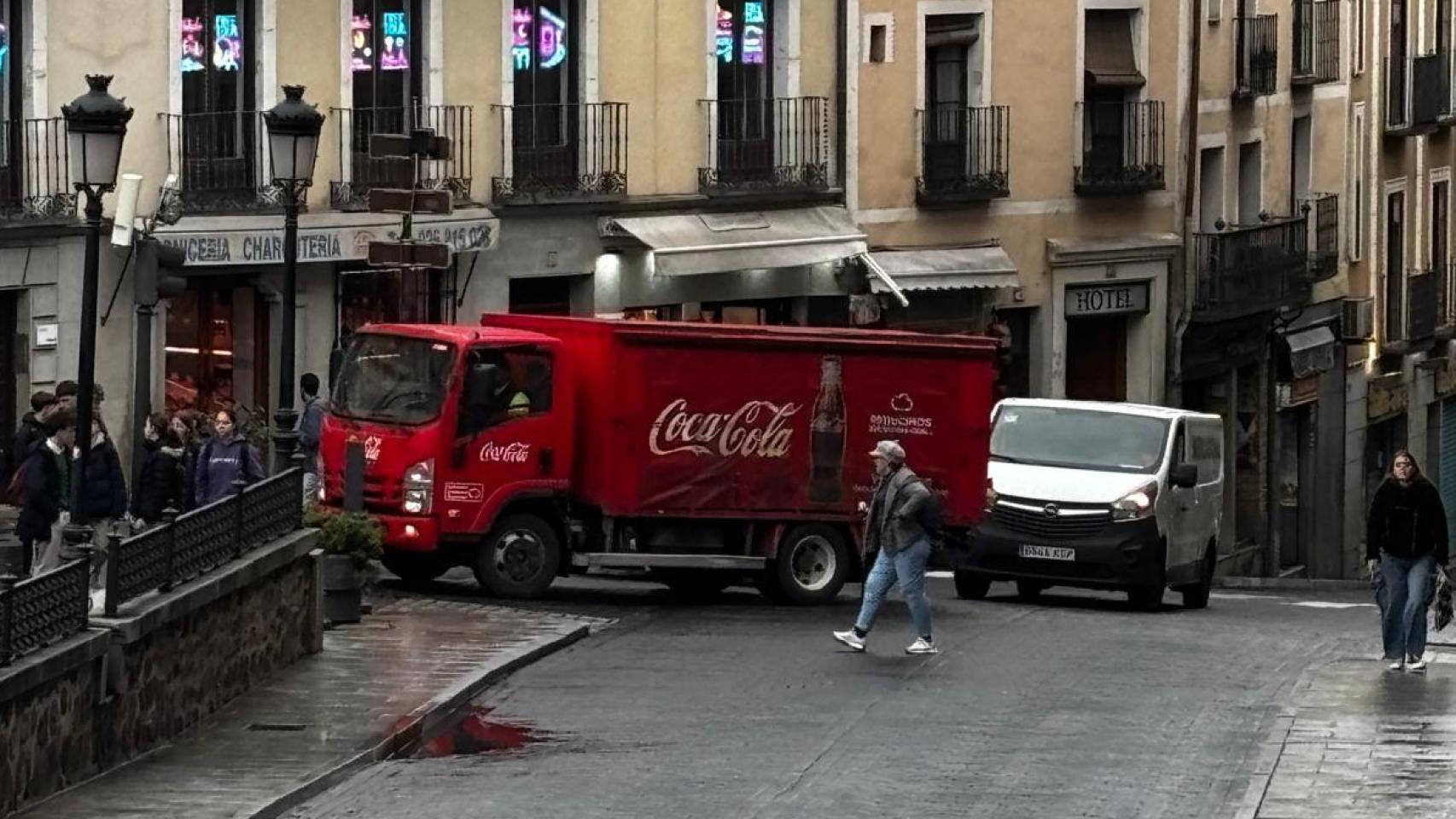 La plaza de Zocodover tiene uno de los pivotes retráctiles para restringir el acceso al Casco.