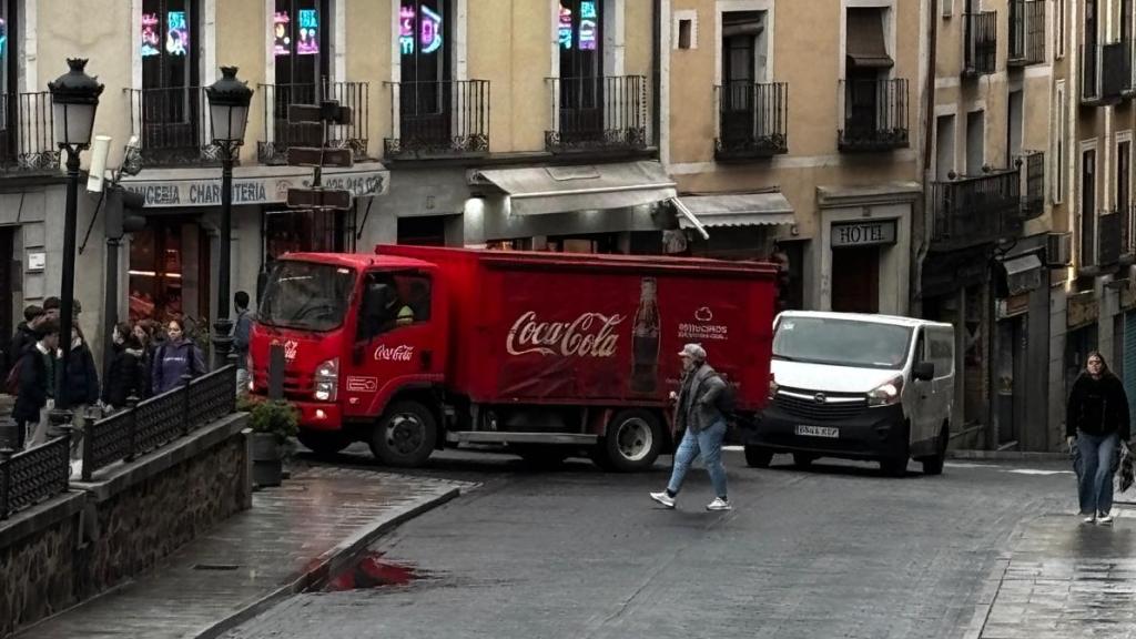 La plaza de Zocodover tiene uno de los pivotes retráctiles para restringir el acceso al Casco.