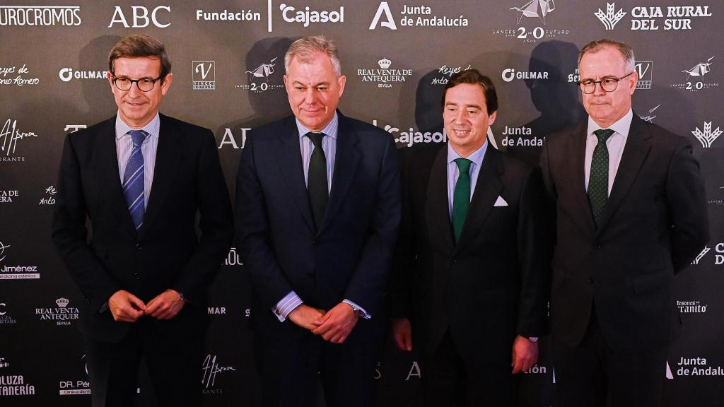 El empresario José María Garzón con autoridades durante la presentación de los carteles.