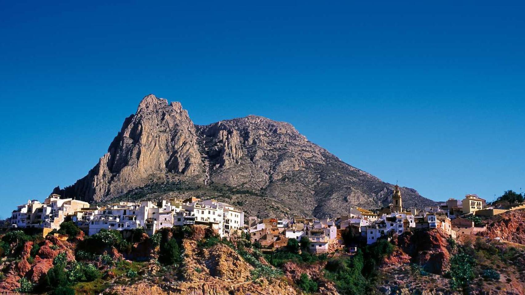 Ni Altea ni Guadalest, este es el pueblo más bonito de Alicante para una escapada: a 1 hora y con la mejor ruta de montaña