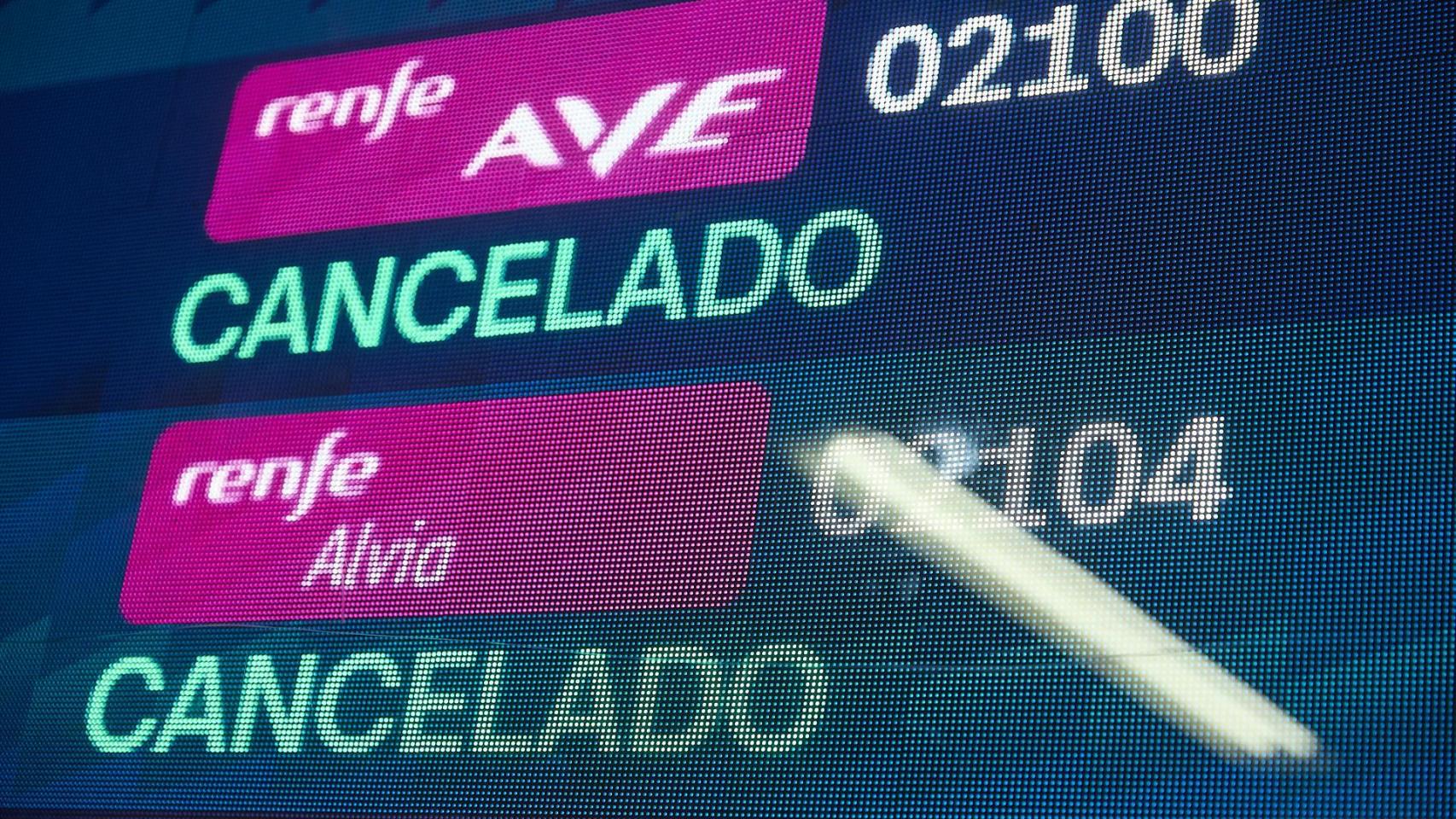 Pantalla informativa con trenes cancelados