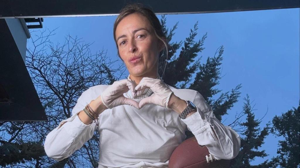 María Amores, mujer de Ion Aramendi, recreando el 'look' de Bad Bunny en la Super Bowl.
