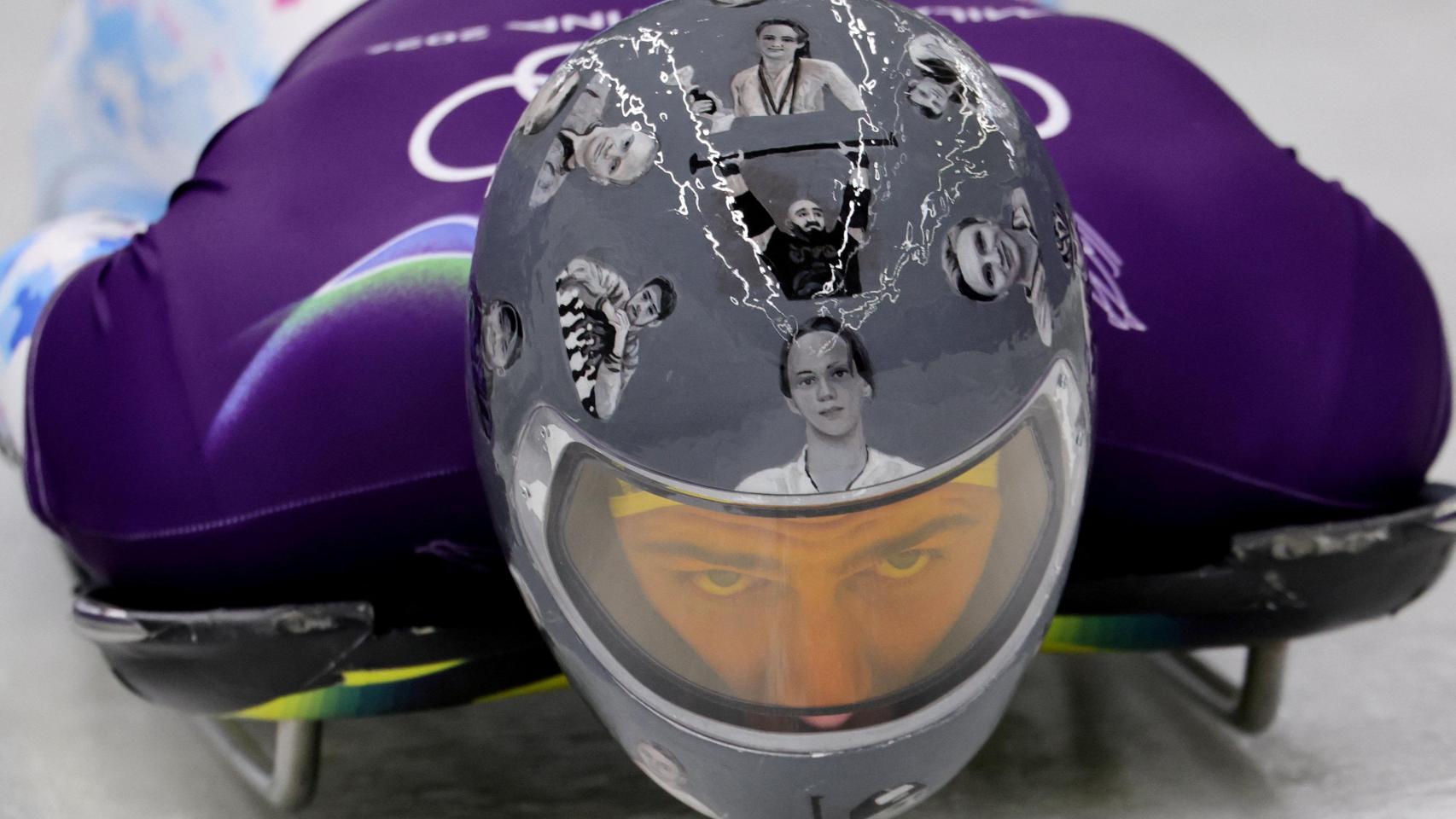Vladyslav Heraskevych, durante los Juegos de Invierno con el casco homenajeando a los atletas ucranianos fallecidos.