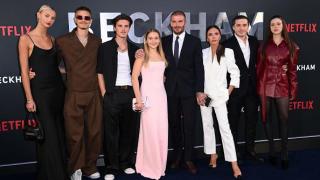 La guerra de los tatuajes de los Beckham: Brooklyn se borra 'Papá' del brazo mientras Romeo se graba 'Familia' en la nuca