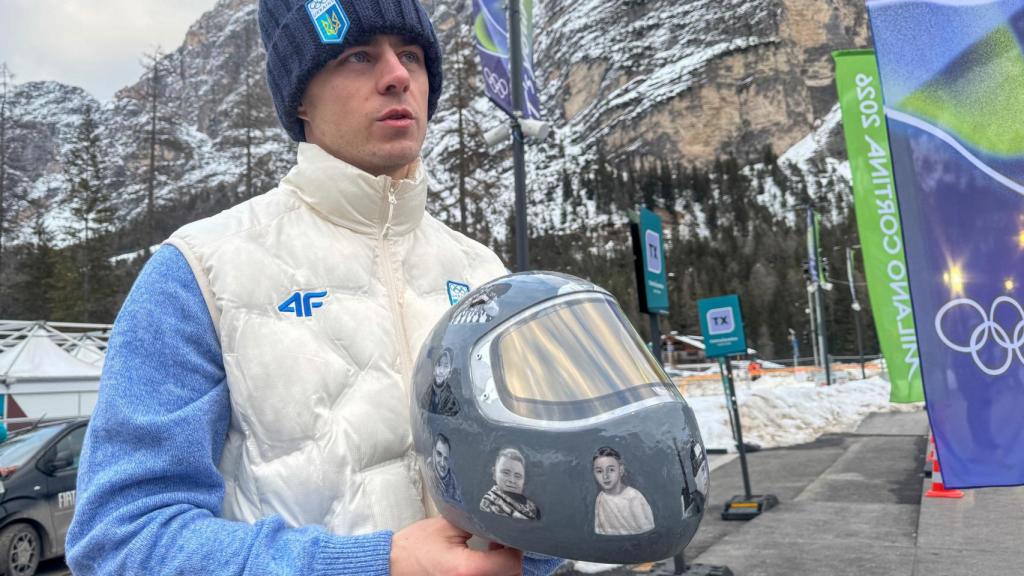 Vladyslav Heraskevych posa con el casco.