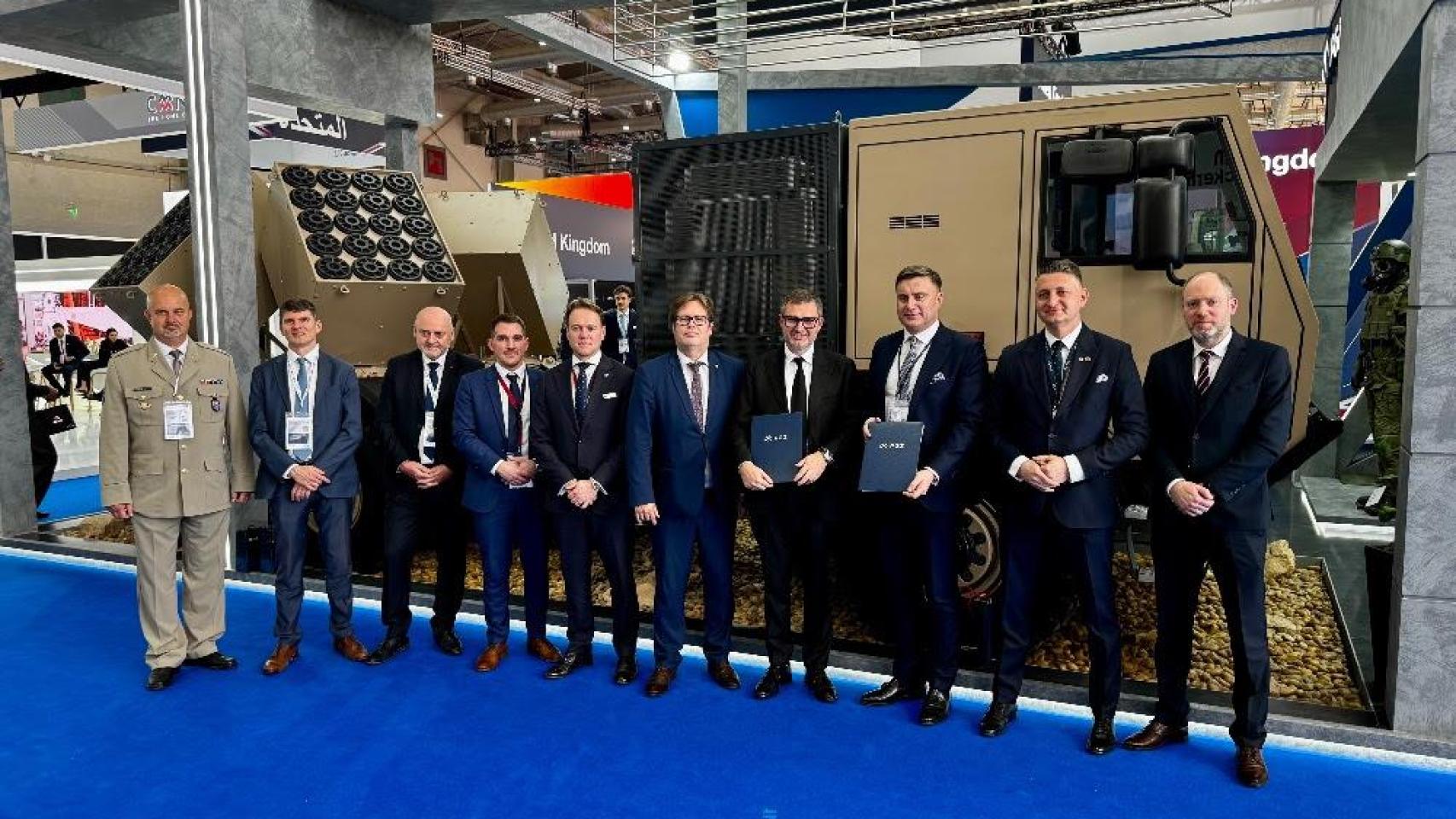 Imagen del acuerdo entre la checa CSG y el grupo polaco PGZ .