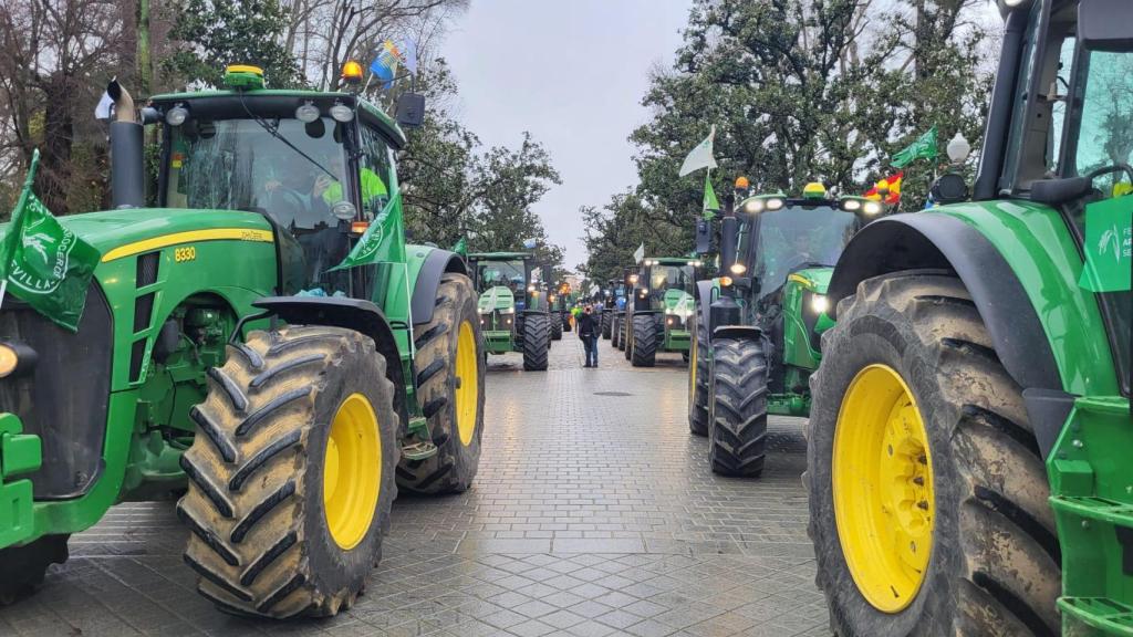 Imagen de los tractores en el Parque de María Luisa.
