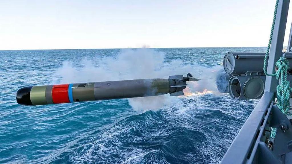 Lanzamiento de un tormedo MU90 desde un buque de la Marina Australiana