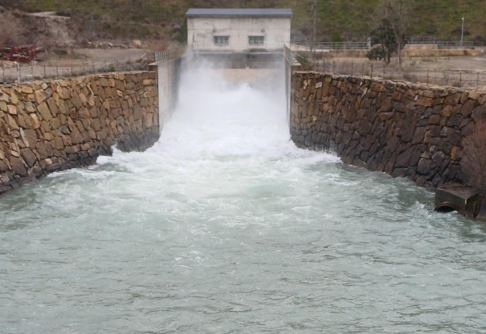 Salida embalse de Yesa.