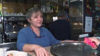 Mar, dueña del bar, en un reportaje de Cuatro.