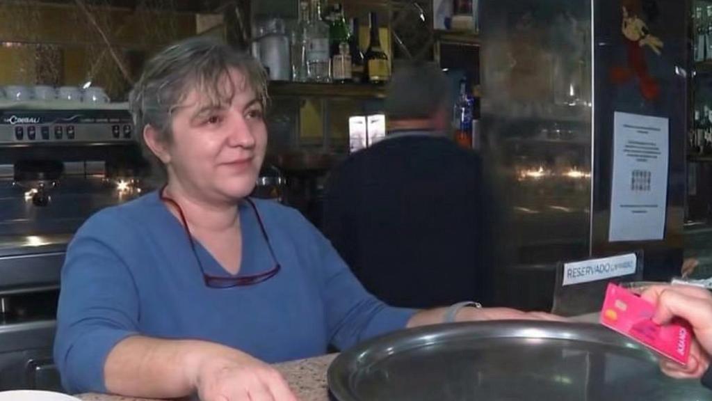 Mar, dueña de un bar.