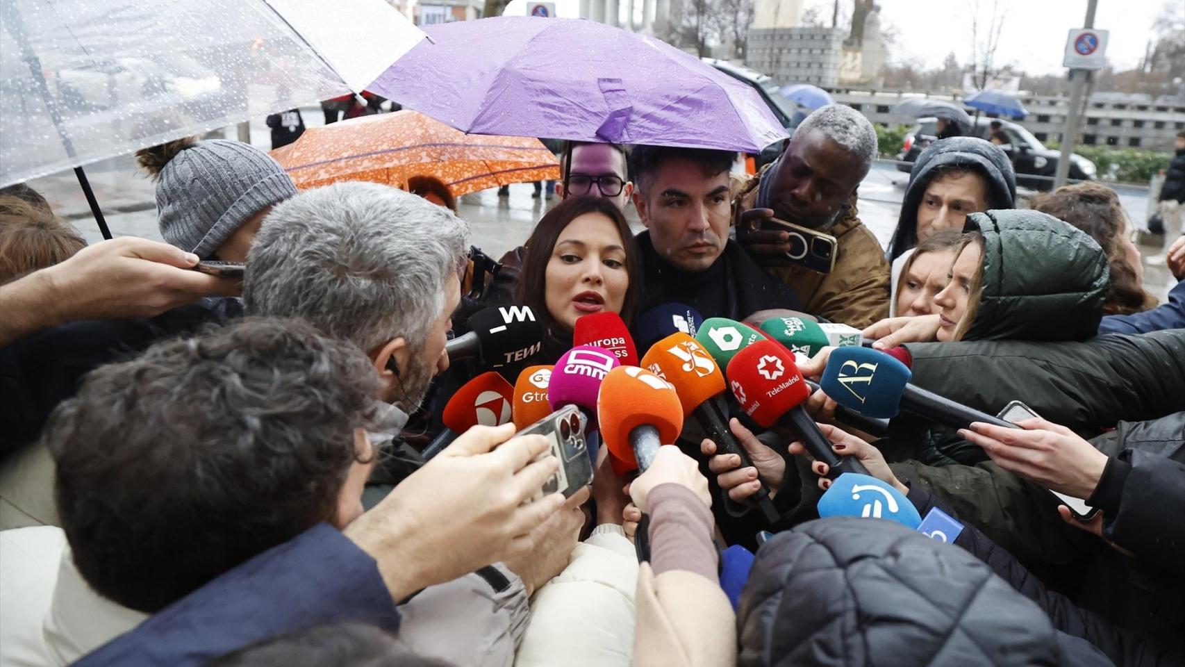 La actriz Elisa Mouliaá, junto a su abogado, Alfredo Arrién, atiende a los medios a su llegada a los Juzgados de Plaza de Castilla.