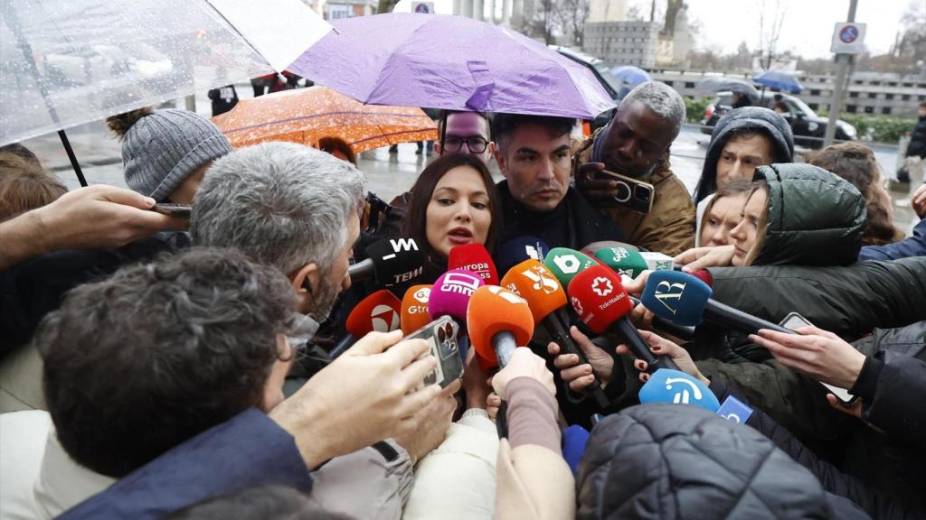 La actriz Elisa Mouliaá, junto a su abogado, Alfredo Arrién, atiende a los medios a su llegada a los Juzgados de Plaza de Castilla.