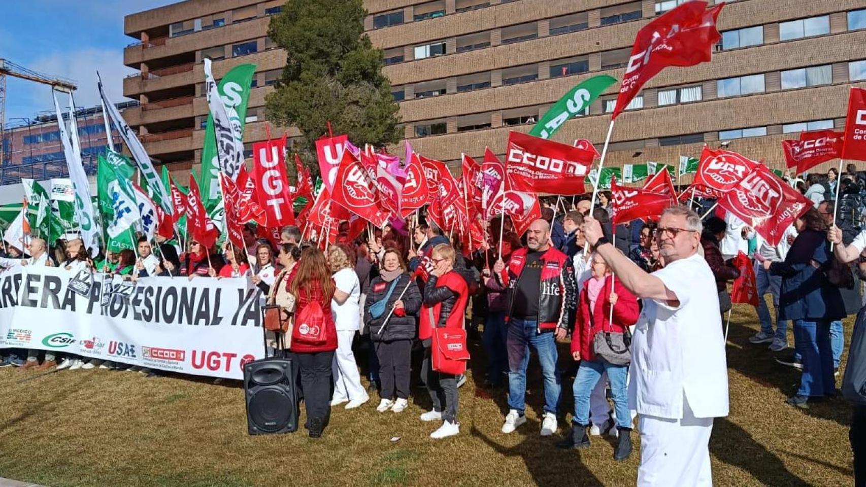 Cientos de sanitarios se concentran frente al Hospital de Albacete para pedir la carrera profesional