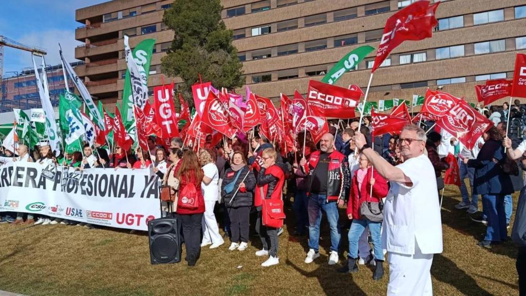 Protesta frente al Hospital de Albacete. Foto: sindicatos.