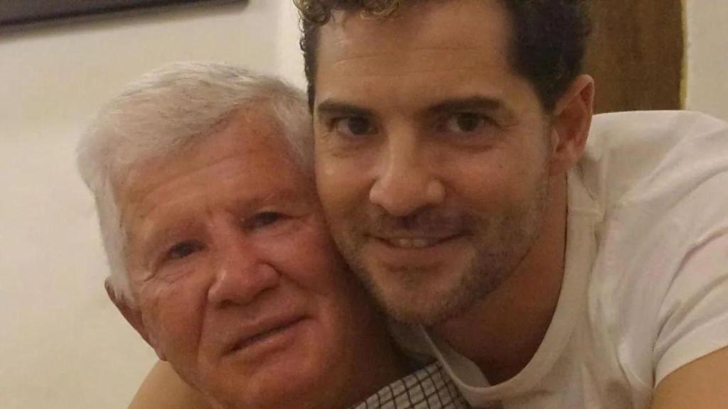 El cantante David Bisbal abraza a su padre, el boxeador José Bisbal.