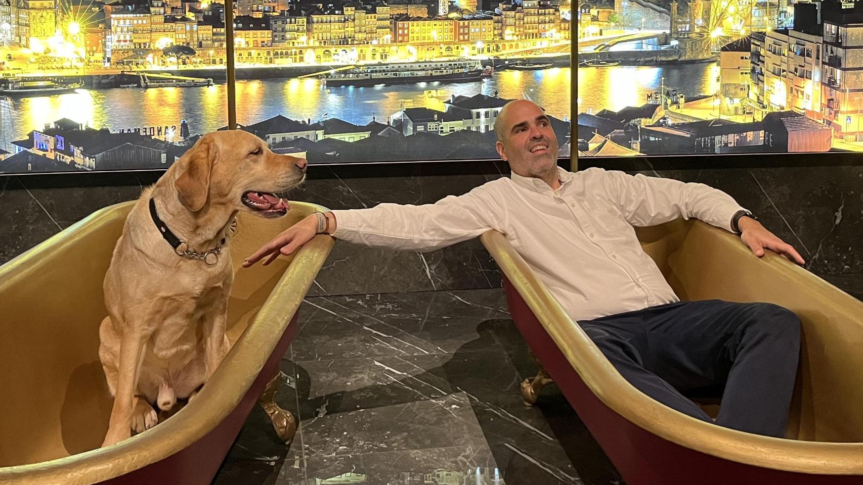 Jonathan Armengol y su perro guía.