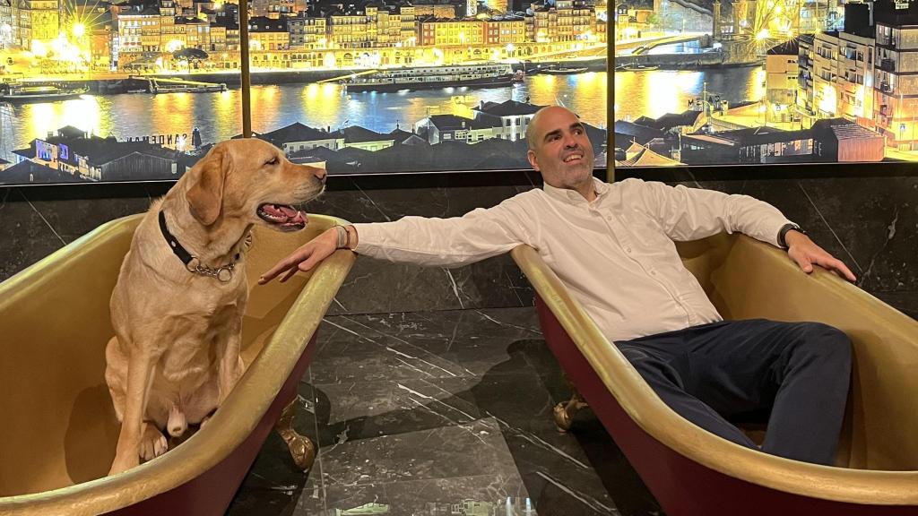 Jonathan Armengol y su perro guía.