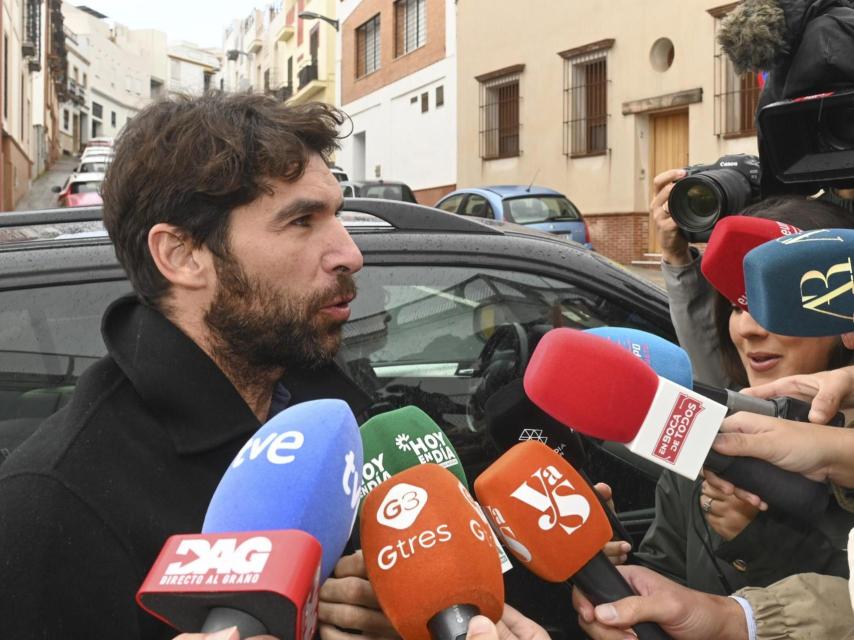 Cayetano Rivera, atendiendio a la prensa en su visita a los juzgados, en noviembre de 2025.