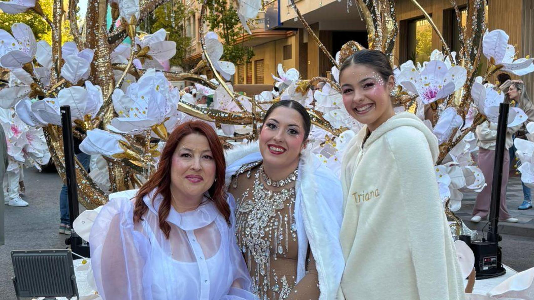 Maite Díaz, junto a su hija Triana y a la reina del carnaval 2026, Laura Alberca.