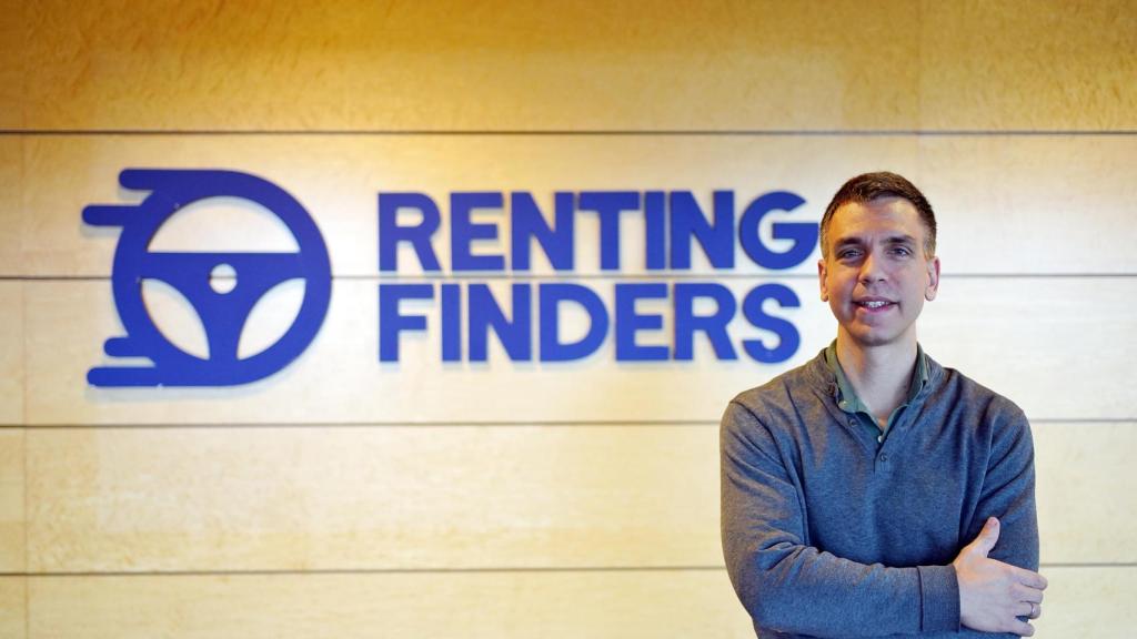 Arturo Álvarez Podhorecka posando en las oficinas de Renting Finders
