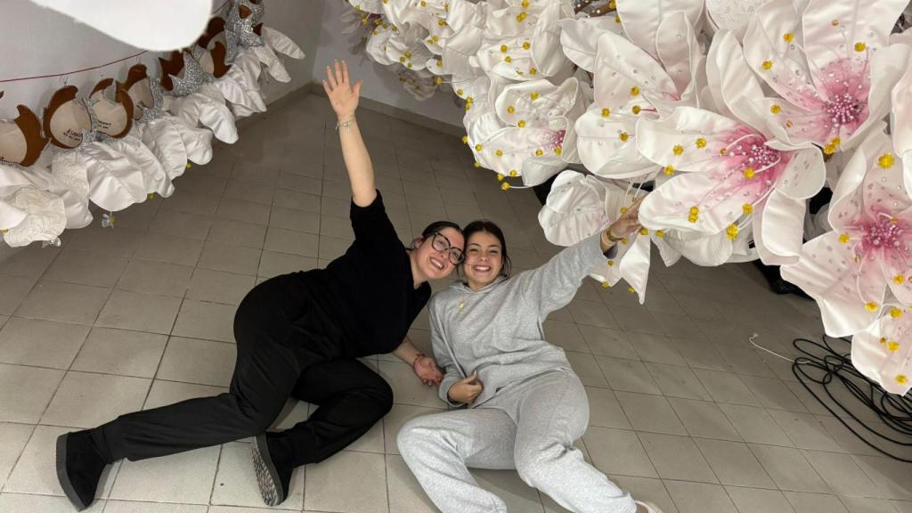 Laura y Triana, preparando los trajes.