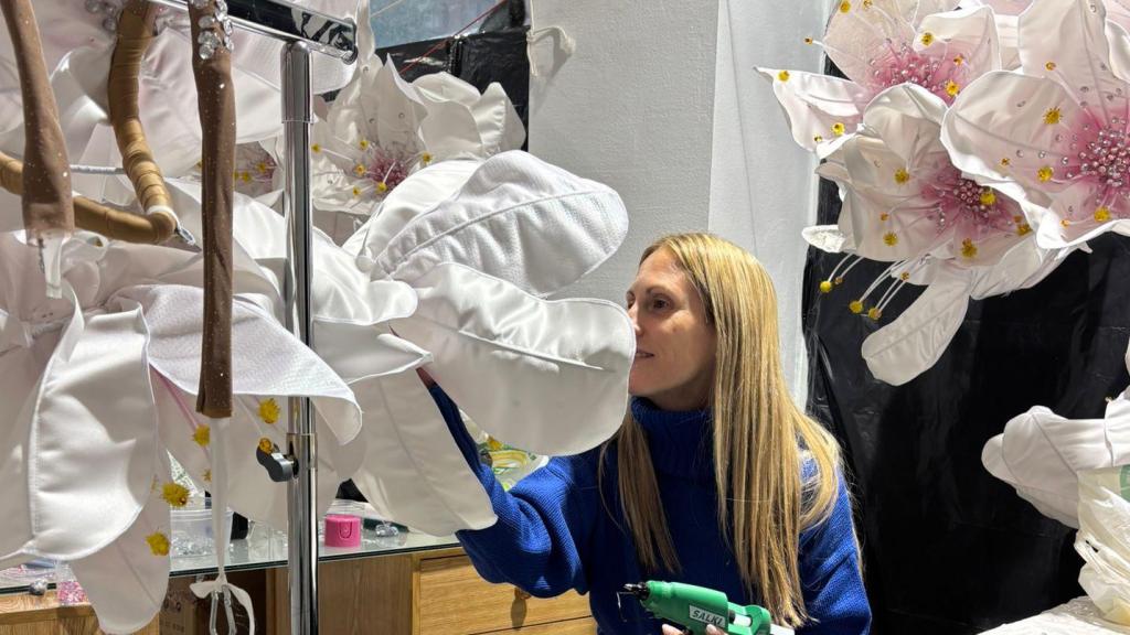 Los ajustes minuciosos a los trajes.