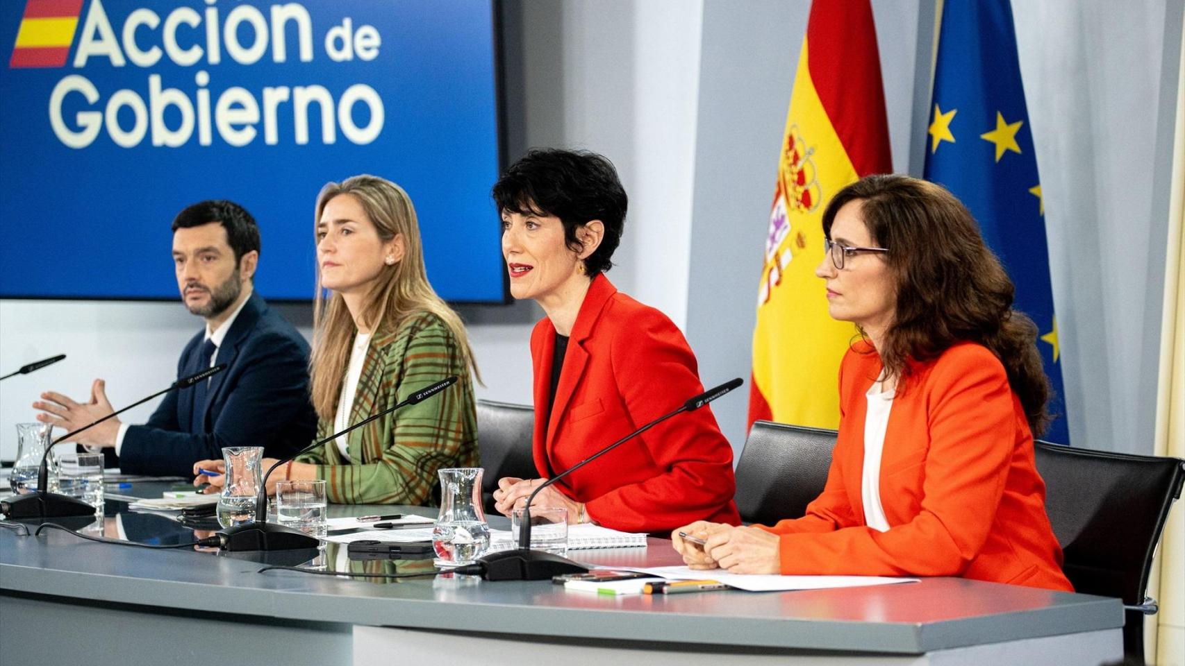 El ministro de Derechos Sociales, Pablo Bustinduy, la vicepresidenta tercera del Gobierno, Sara Aagesen, la ministra portavoz, Elma Saiz, y la ministra de Sanidad, Mónica Garcia.