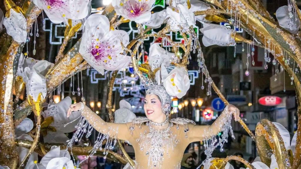 Laura Alberca en su carroza de Reina del carnaval.