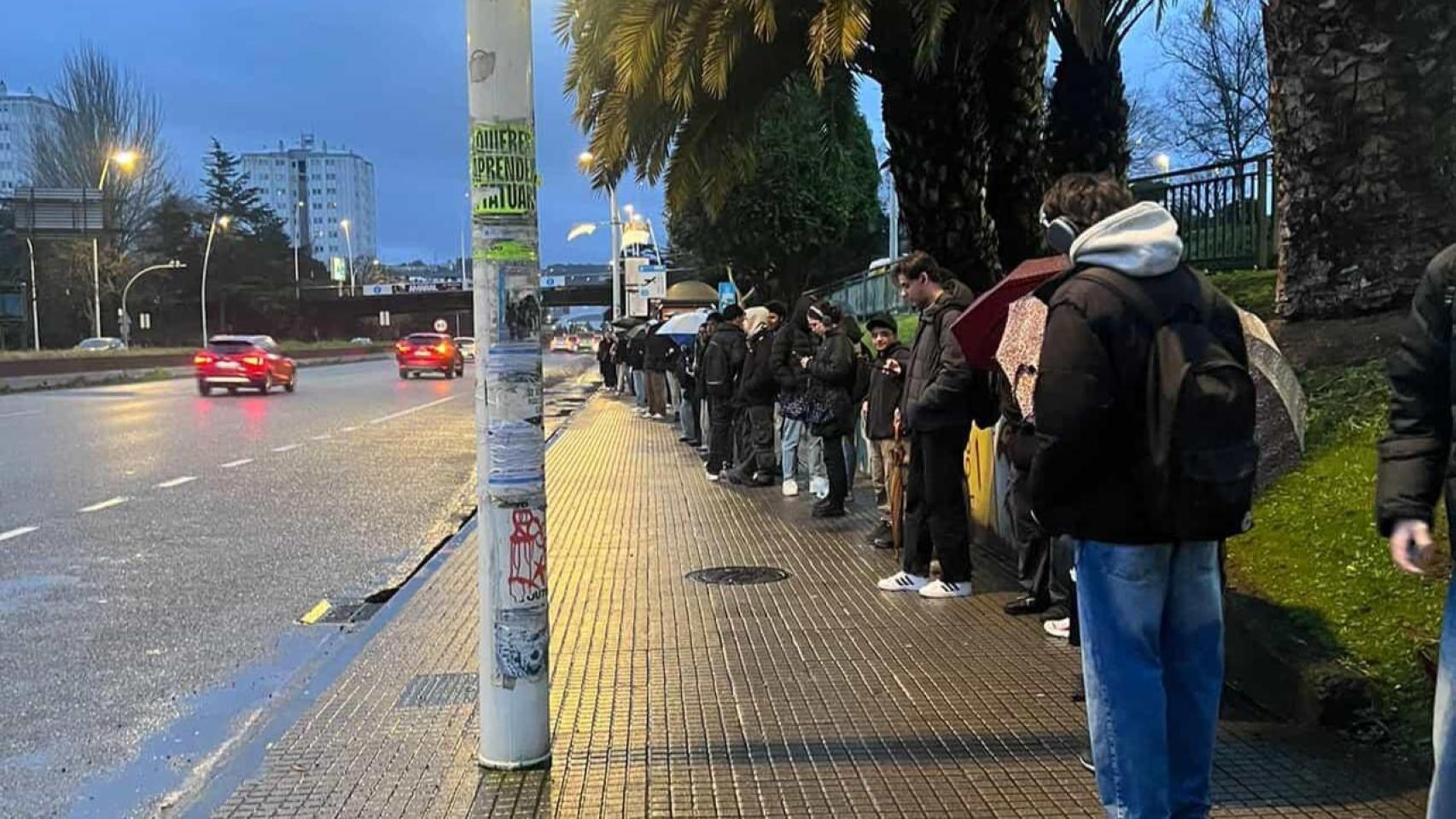 Cola este martes por la mañana en la parada de Alfonso Molina