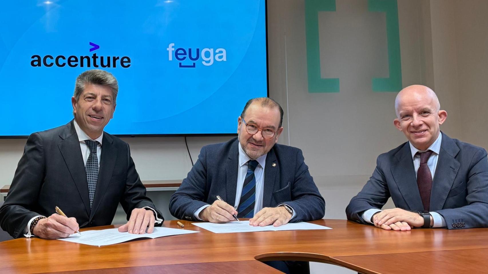 De izquierda a derecha: Jordi Roca, managing director de Tecnologías en Accenture; Antonio López, presidente de Feuga y rector de la USC; y  Francisco Javier Pereiro, director general de Feuga.