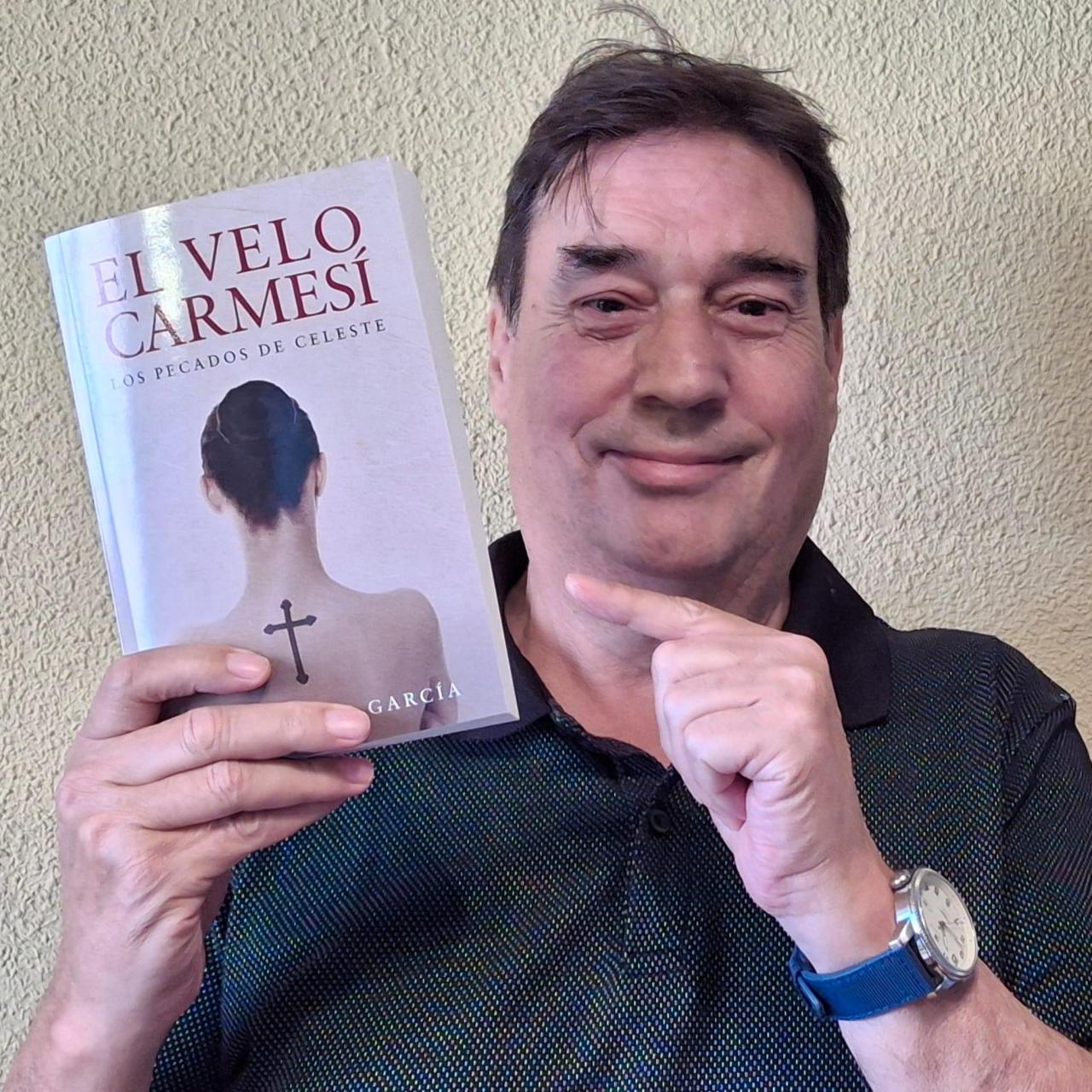 El escritor Juan Carlos García con su novela 'El velo carmesí: los pecados de Celeste'