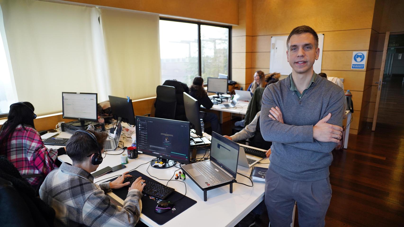 Arturo Álvarez Podhorecka posando en las oficinas de Renting Finders