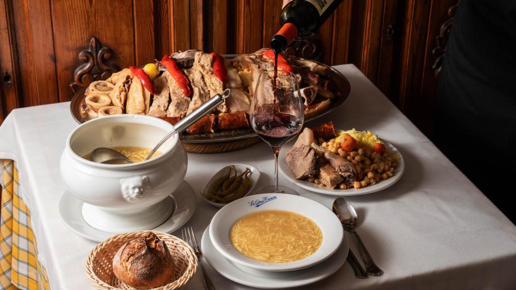 El restaurante de 1942 con el mejor cocido de Madrid: 15 ingredientes y 2 días de elaboración