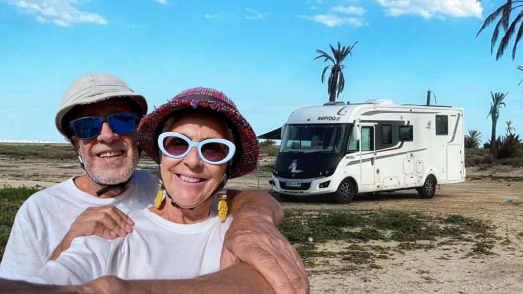 Charo, Carlos y de fondo, su autocaravana.