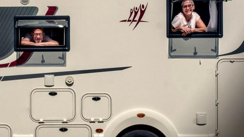 La pareja de Talavera subidos en su autocaravana. Fotografía que les realizó Valeria Cassina.