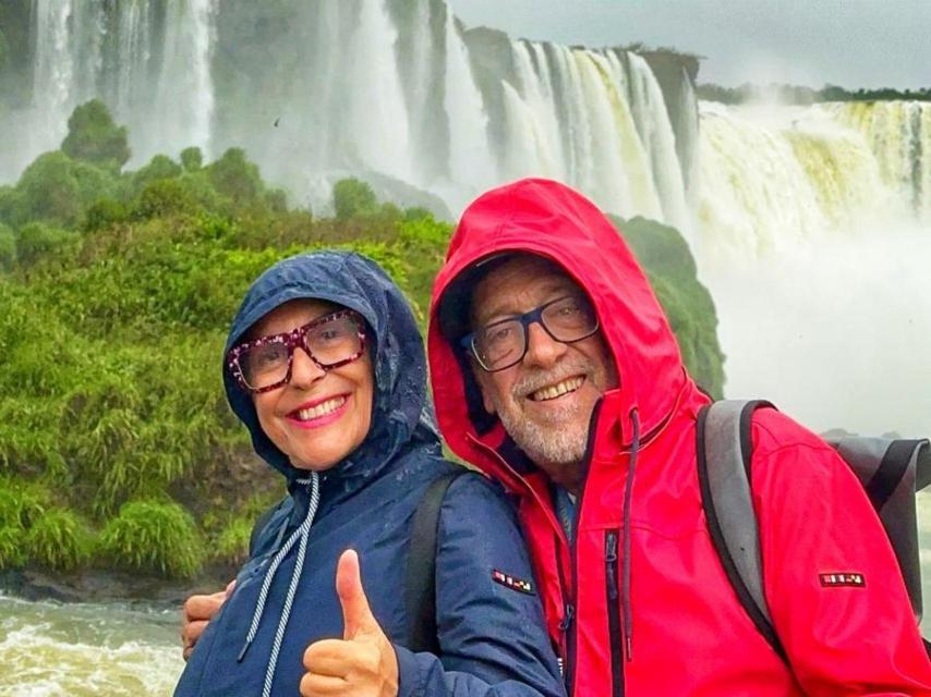 La pareja viajera en las Cataratas del Iguazú.