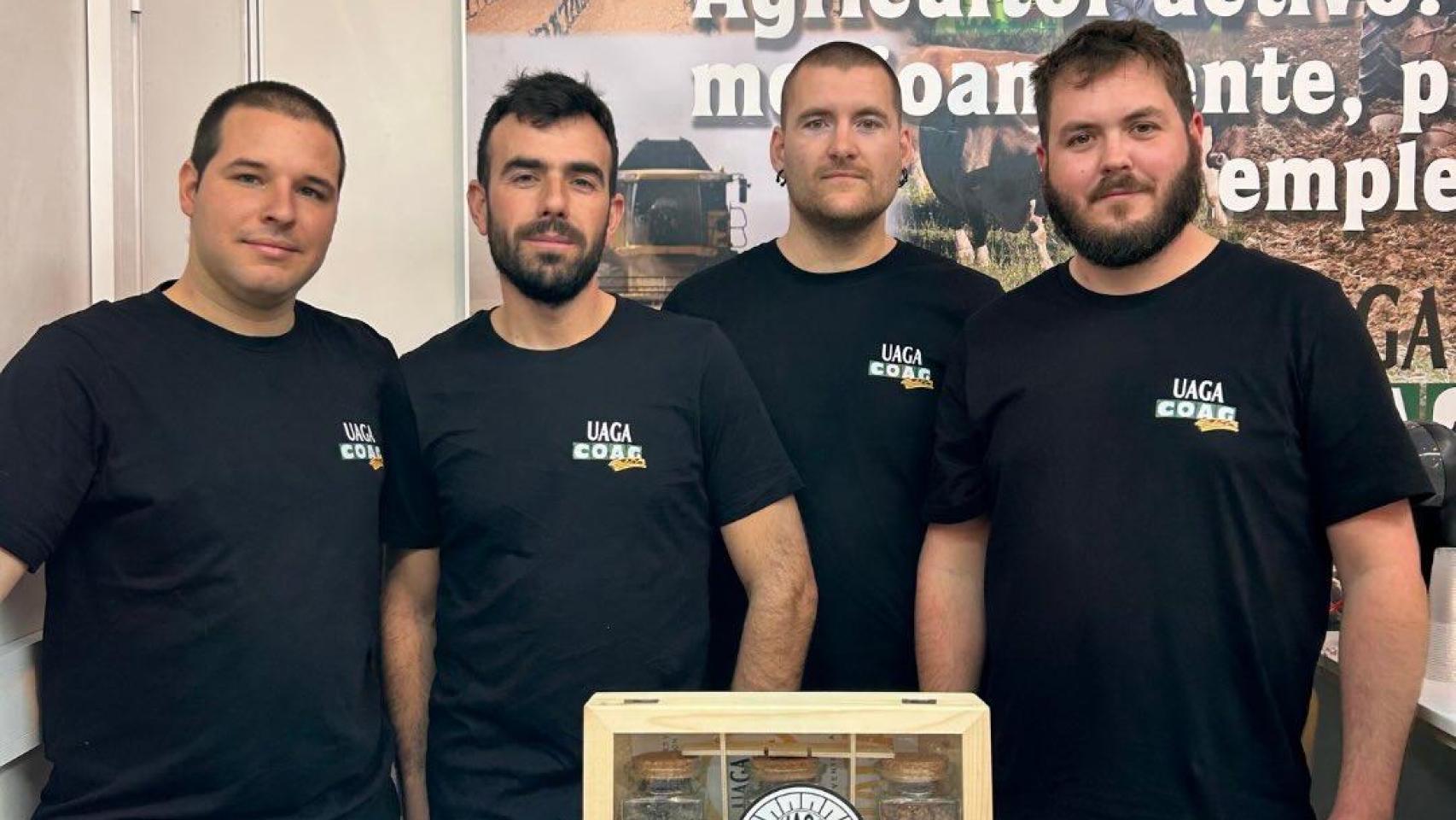 Cuatro jóvenes de UAGA antes de entregarle un obsequio al rey Felipe VI