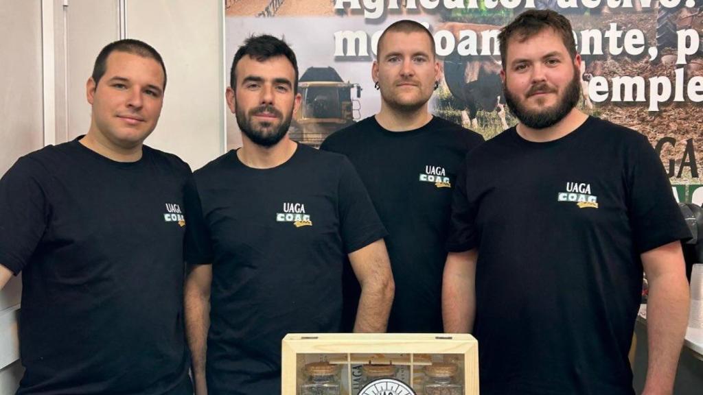 Cuatro jóvenes de UAGA antes de entregarle un obsequio al rey Felipe VI