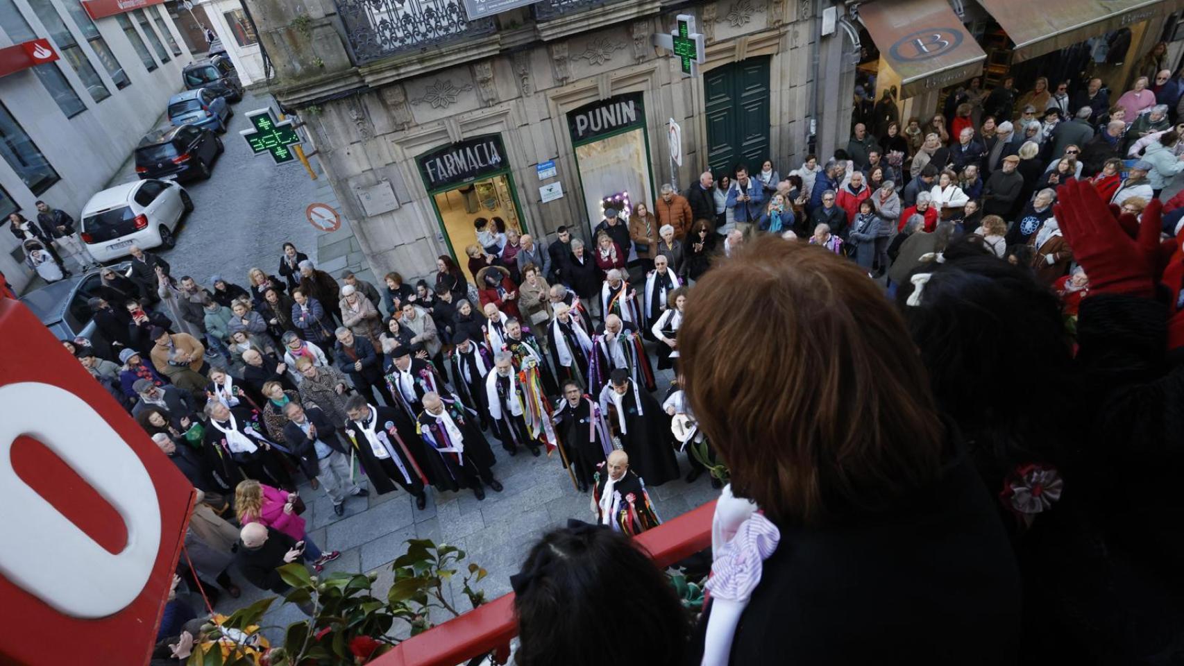 Imagen de una rondalla cantando a su madrina.