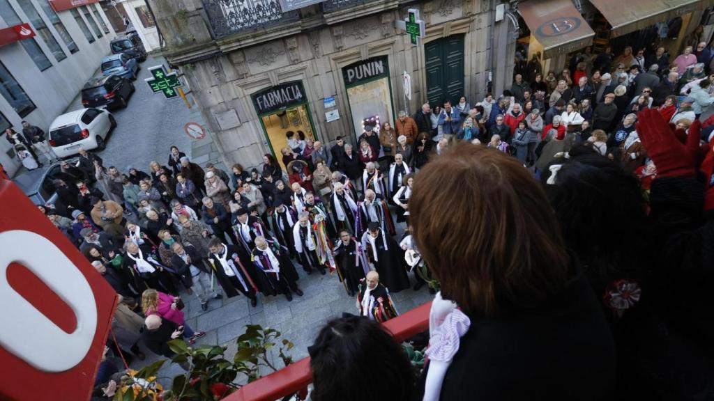 Imagen de una rondalla cantando a su madrina.